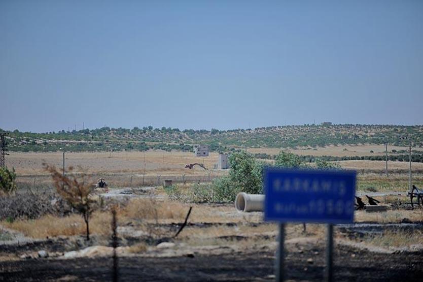 IŞİD, Cerablusta Türkiye sınırında iş makinesiyle hendek kazıyor