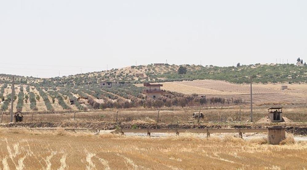 IŞİD, Cerablusta Türkiye sınırında iş makinesiyle hendek kazıyor