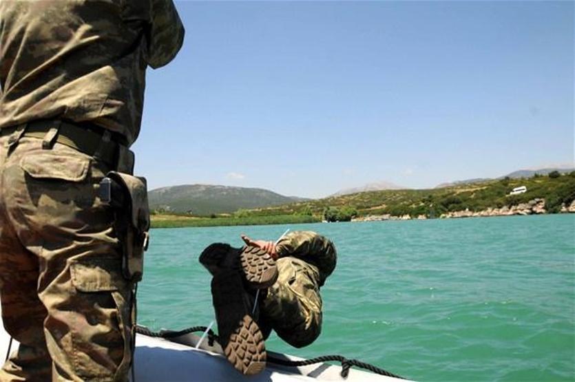 Elleri, ayakları ve gözleri bağlı suya atıldılar