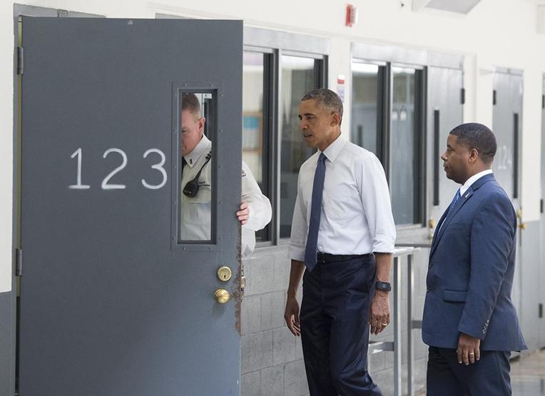 ABDde bir ilk: Başkan Obama hapishaneye girdi