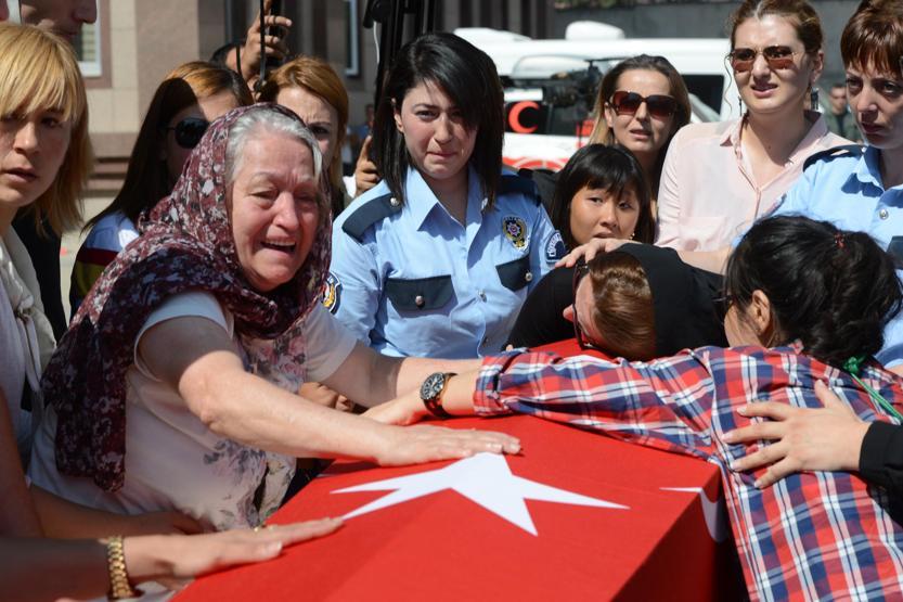 Tayvanlı eşi, şehit polisi Budist ibadetiyle uğurladı