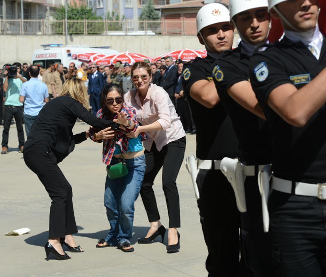 Tayvanlı eşi, şehit polisi Budist ibadetiyle uğurladı