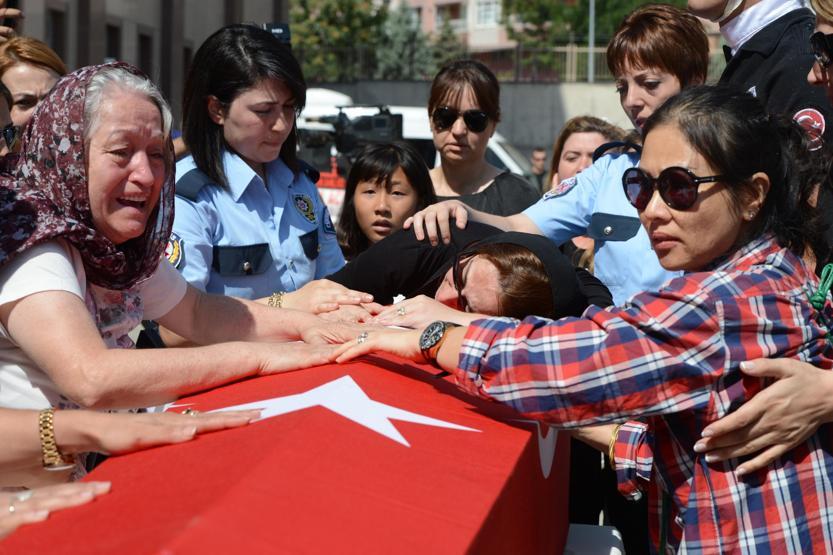 Tayvanlı eşi, şehit polisi Budist ibadetiyle uğurladı