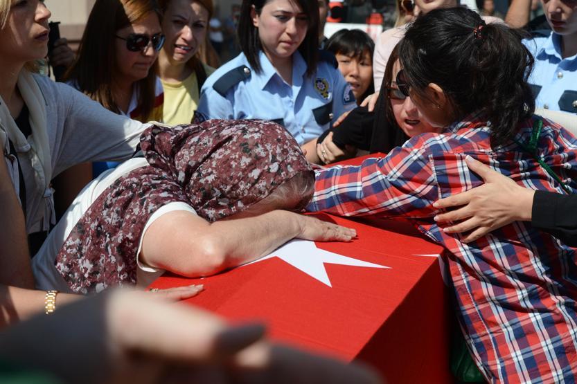 Tayvanlı eşi, şehit polisi Budist ibadetiyle uğurladı