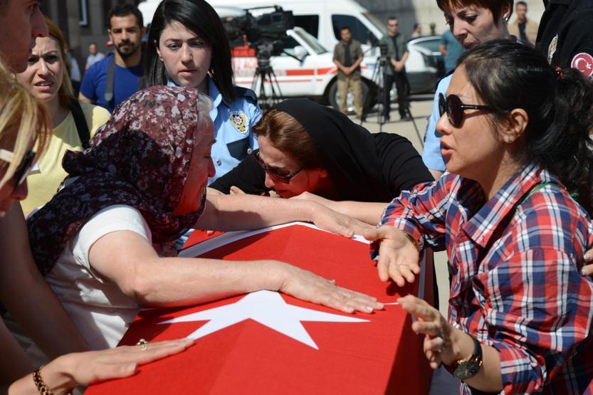 Tayvanlı eşi, şehit polisi Budist ibadetiyle uğurladı