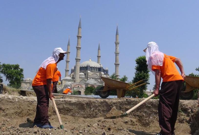 Kazı çalışmasında mahkumlar çalışıyor