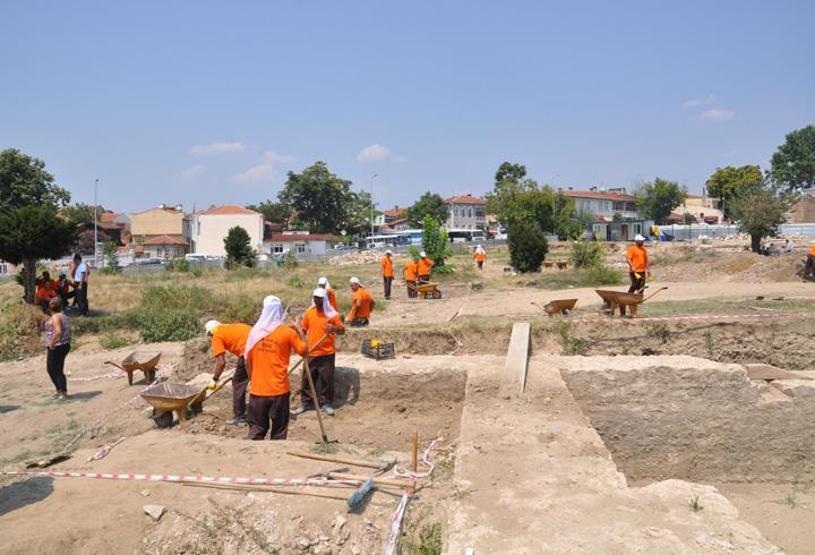 Kazı çalışmasında mahkumlar çalışıyor