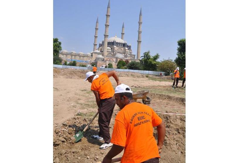Kazı çalışmasında mahkumlar çalışıyor