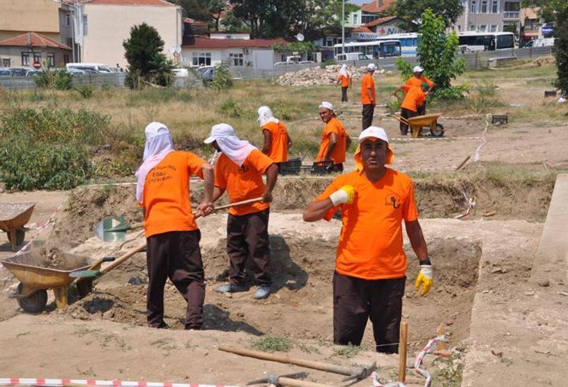 Kazı çalışmasında mahkumlar çalışıyor