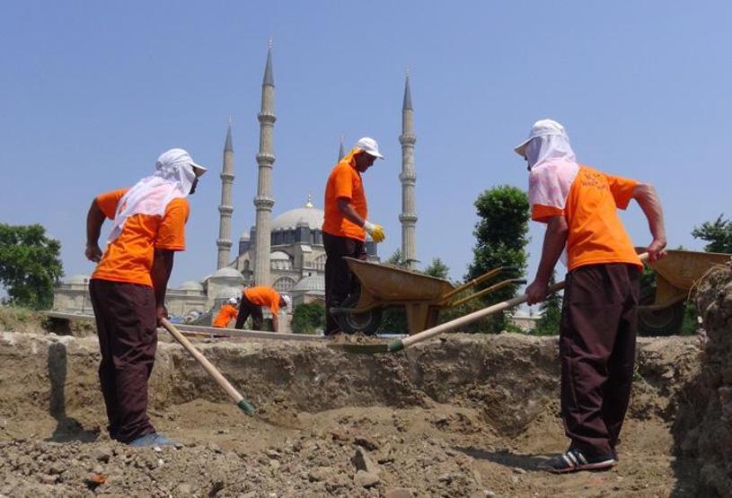 Kazı çalışmasında mahkumlar çalışıyor