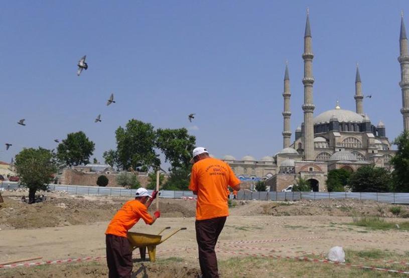 Kazı çalışmasında mahkumlar çalışıyor