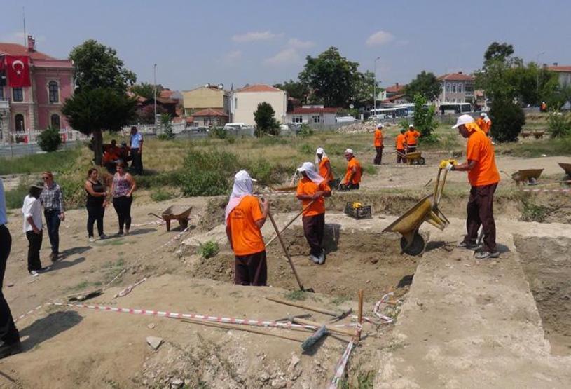 Kazı çalışmasında mahkumlar çalışıyor