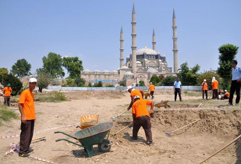 Kazı çalışmasında mahkumlar çalışıyor