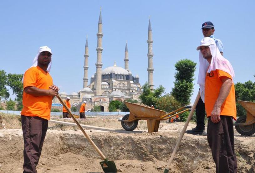 Kazı çalışmasında mahkumlar çalışıyor