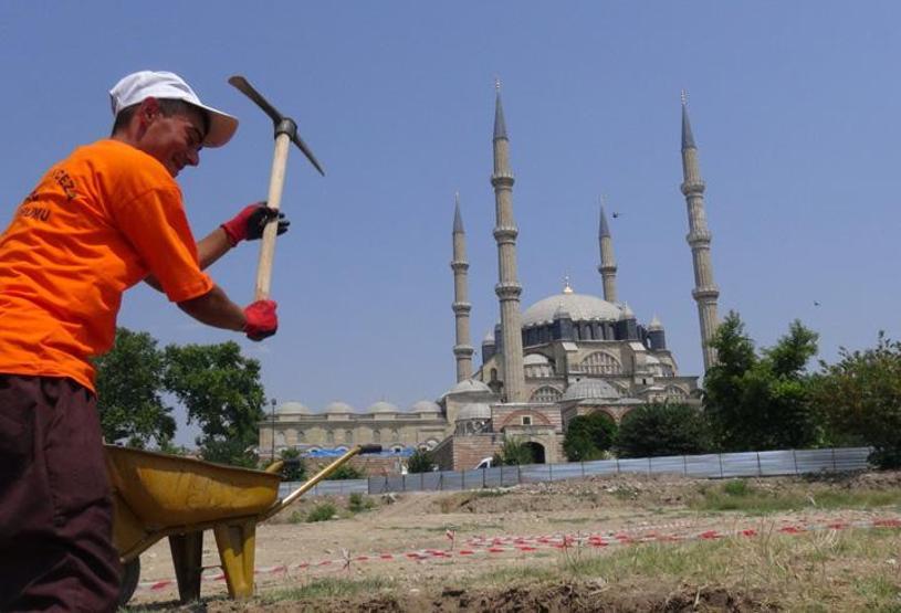 Kazı çalışmasında mahkumlar çalışıyor