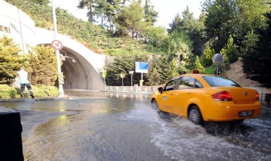 Dolmabahçe tünel girişinde su patlağı tehlike yaratıyor
