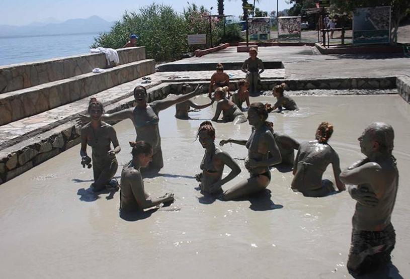 Turistler, Ortacadaki aromalı çamuru sevdi