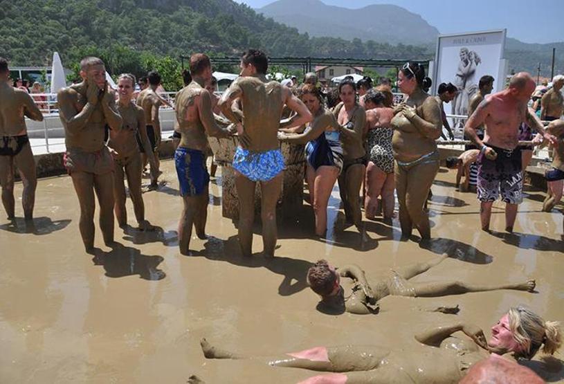 Turistler, Ortacadaki aromalı çamuru sevdi