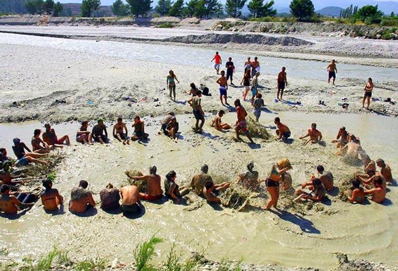 Turistler, Ortacadaki aromalı çamuru sevdi
