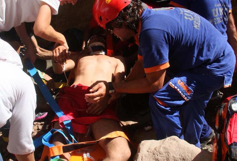 Şelaleden düştü, 2 saat sonra kurtarıldı