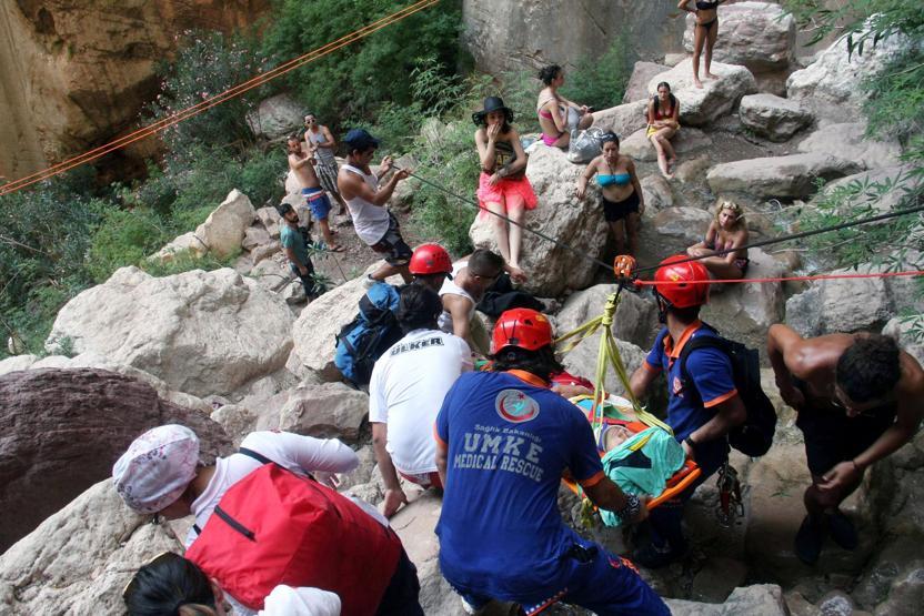 Şelaleden düştü, 2 saat sonra kurtarıldı