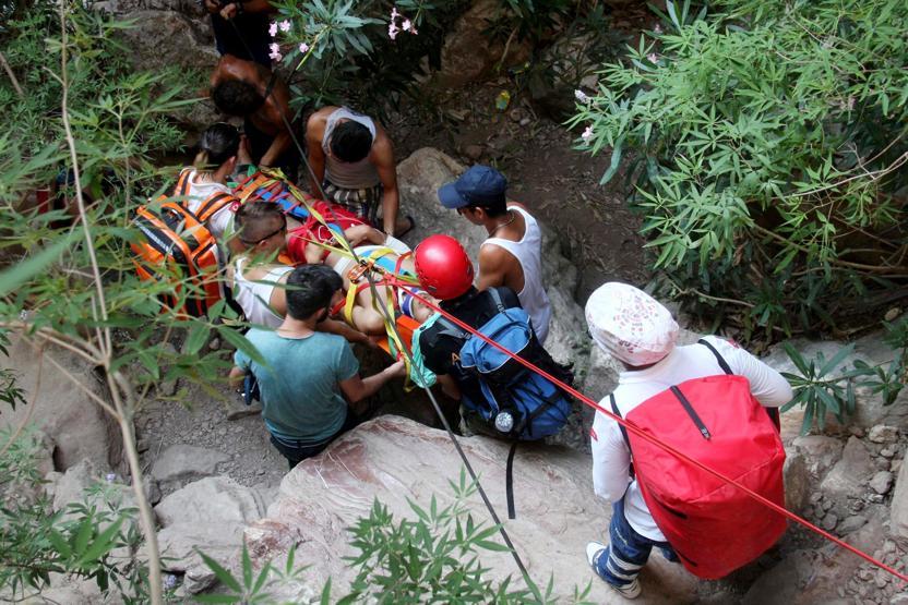 Şelaleden düştü, 2 saat sonra kurtarıldı