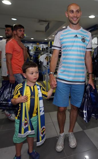 Van Persie küçük Louis Diamondla buluştu
