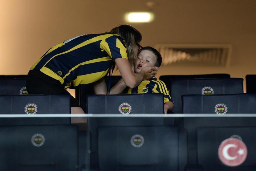 Van Persie küçük Louis Diamondla buluştu