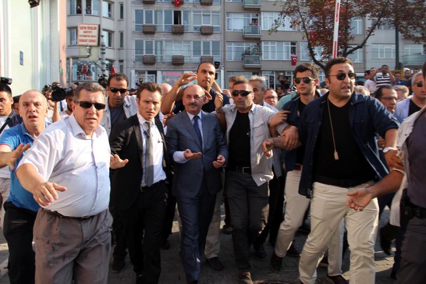 Bakan Müezzinoğluna şehit cenazesinde tepki