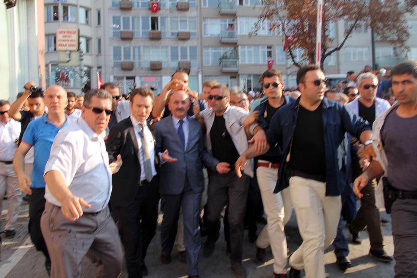 Bakan Müezzinoğluna şehit cenazesinde tepki