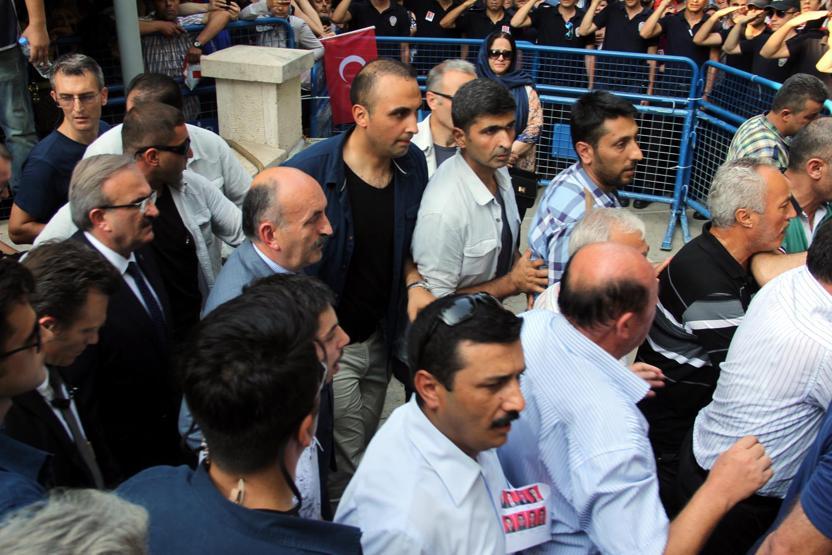 Bakan Müezzinoğluna şehit cenazesinde tepki