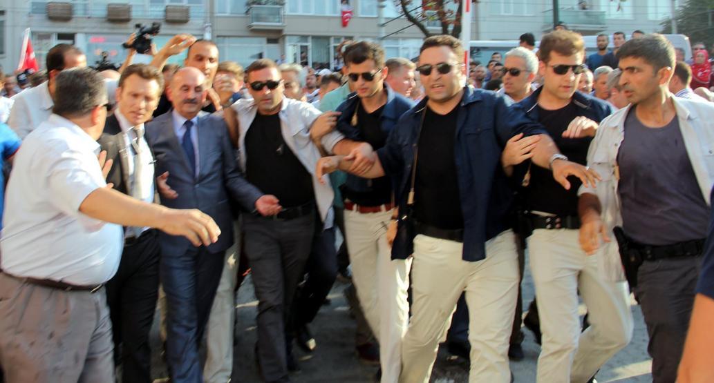 Bakan Müezzinoğluna şehit cenazesinde tepki