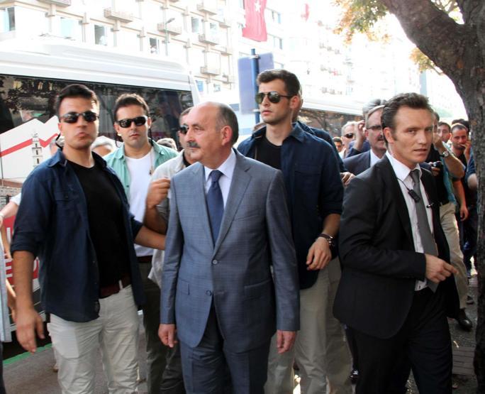Bakan Müezzinoğluna şehit cenazesinde tepki
