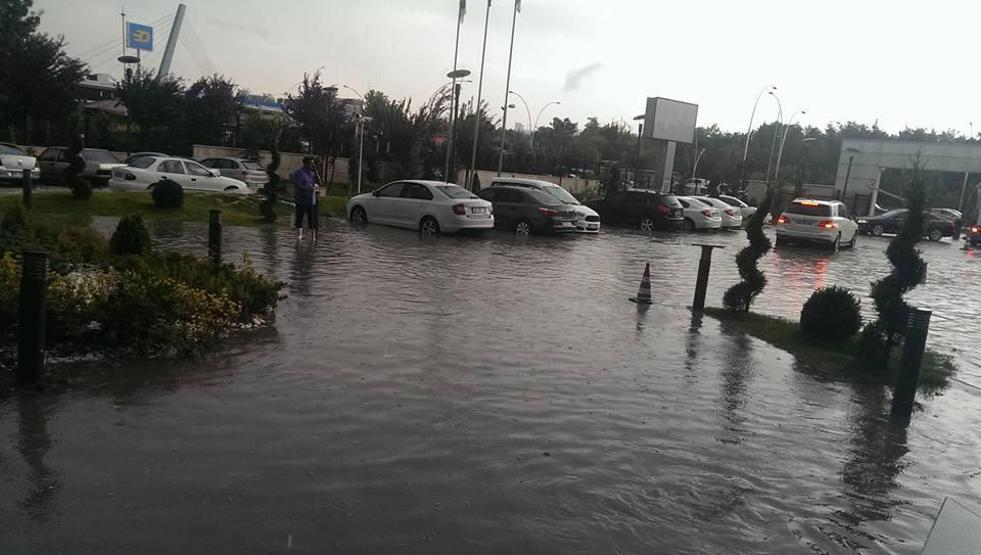 Ankarayı sel bastı Araçlar mahsur...
