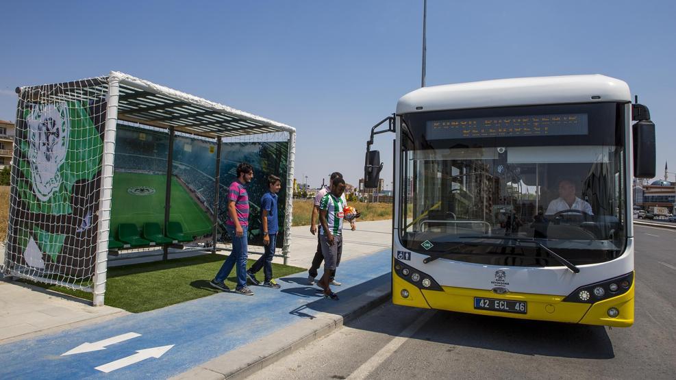 Tribünde otobüs bekliyorlar
