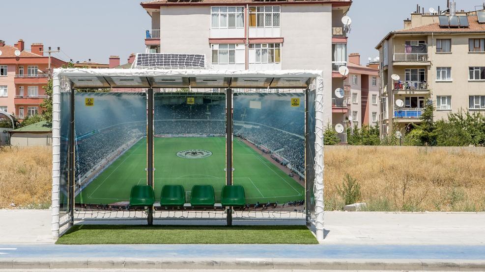 Tribünde otobüs bekliyorlar