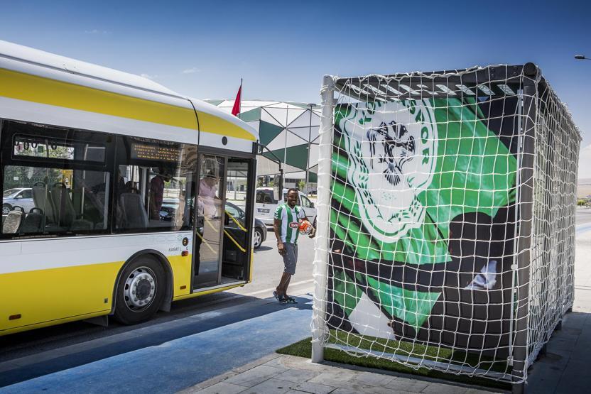 Tribünde otobüs bekliyorlar