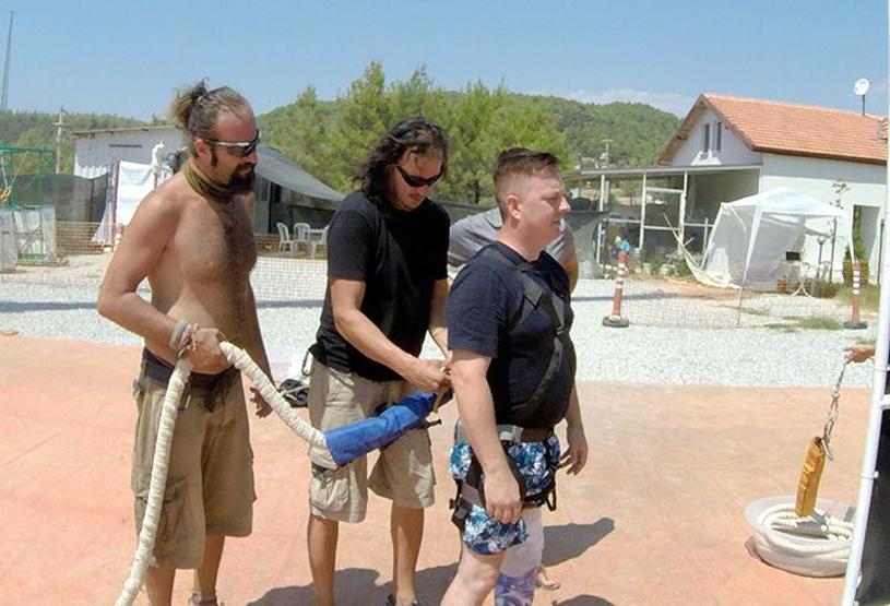 Protez bacağıyla bungee jumping yaptı