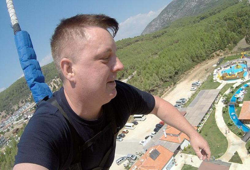 Protez bacağıyla bungee jumping yaptı