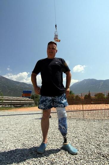 Protez bacağıyla bungee jumping yaptı