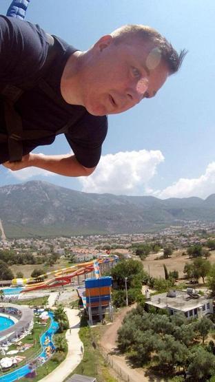 Protez bacağıyla bungee jumping yaptı