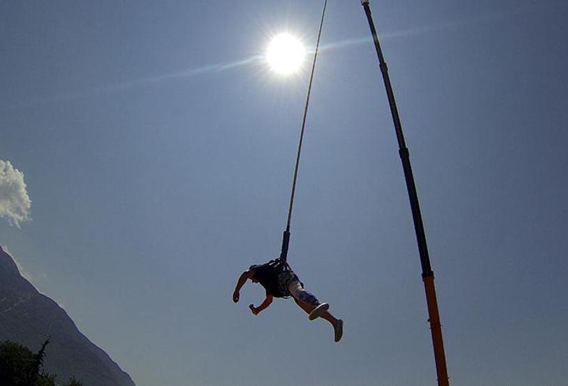 Protez bacağıyla bungee jumping yaptı