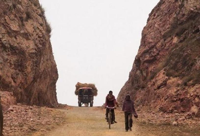 Halkı rahat etsin diye dağı eliyle deldi, yol yaptı