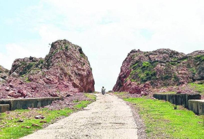 Halkı rahat etsin diye dağı eliyle deldi, yol yaptı