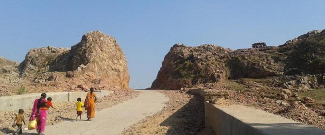Halkı rahat etsin diye dağı eliyle deldi, yol yaptı