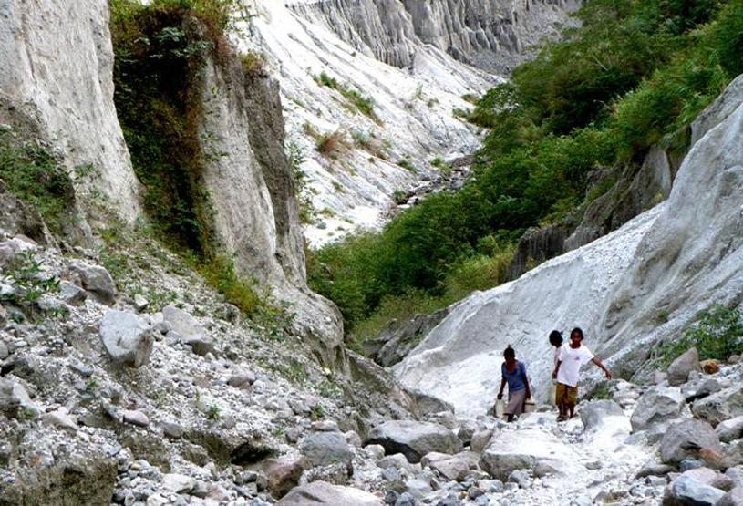 Halkı rahat etsin diye dağı eliyle deldi, yol yaptı