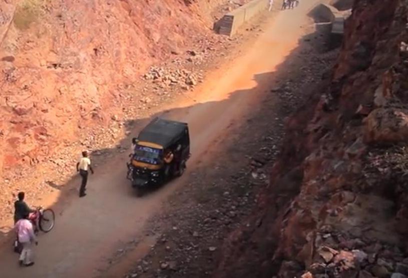 Halkı rahat etsin diye dağı eliyle deldi, yol yaptı