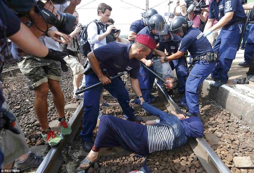 Macaristan’da göçmen kampına gitmeyi reddeden aile kendini tren raylarına attı