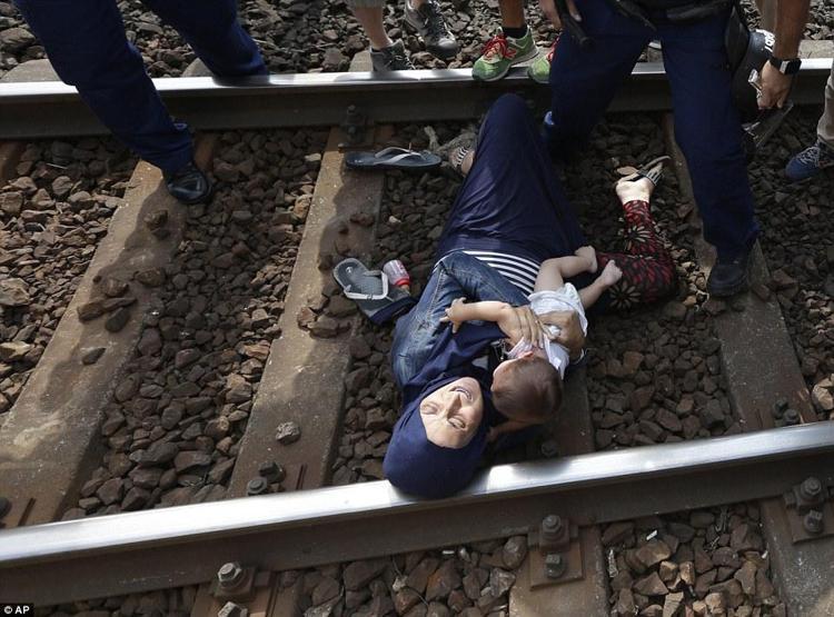 Macaristan’da göçmen kampına gitmeyi reddeden aile kendini tren raylarına attı