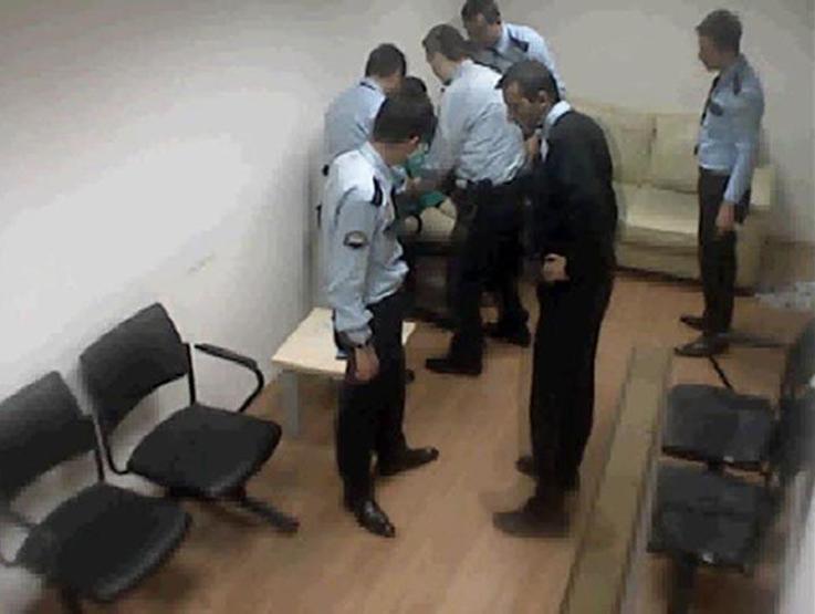 Polis havaalanında ABDli kadını öldürdü, doktor da izledi